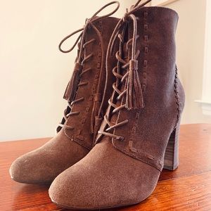 Lace up suede booties 💋